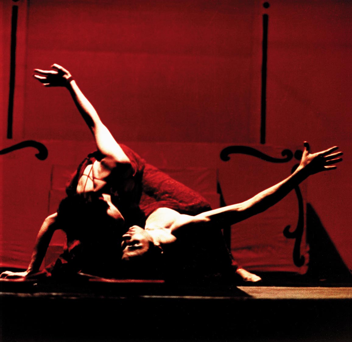 Katerina Thomadaki (Salomé) et Kostas Eugénios (Iokanaan) dans Salomé de Oscar Wilde. Mise en scène : Katerina Thomadaki. Décors et costumes : Maria Klonaris, Athènes 1968. © Klonaris/Thomadaki.
